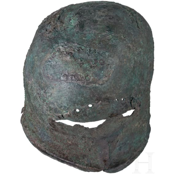 Rituell &uuml;berarbeiteter Bronzehelm f&uuml;r eine Bestattung, griechisch, 7. Jhdt. v. Chr.