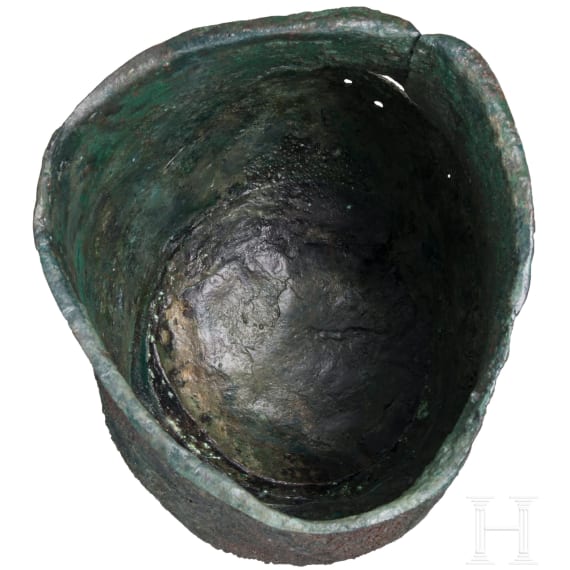 Rituell &uuml;berarbeiteter Bronzehelm f&uuml;r eine Bestattung, griechisch, 7. Jhdt. v. Chr.