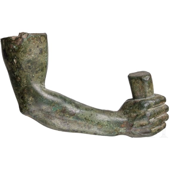 Separat gearbeiteter Bronzearm mit Schriftrolle von einer Bronzeplastik, 1. - 2. Jhdt. n. Chr.