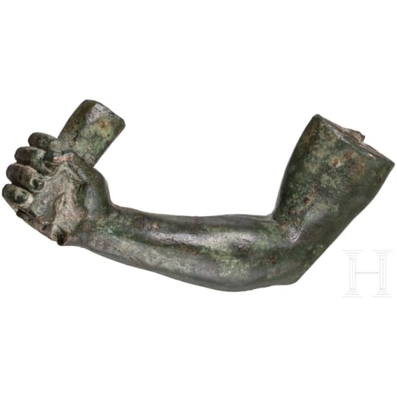 Separat gearbeiteter Bronzearm mit Schriftrolle von einer Bronzeplastik, 1. - 2. Jhdt. n. Chr.