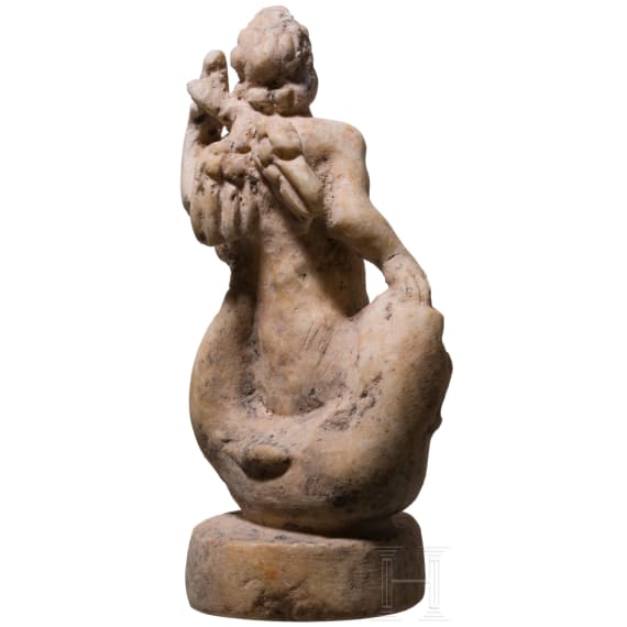 Kleinskulptur eines Eroten mit Delphin, provinzialr&ouml;misch, Marmor, 3. Jhdt. n. Chr.