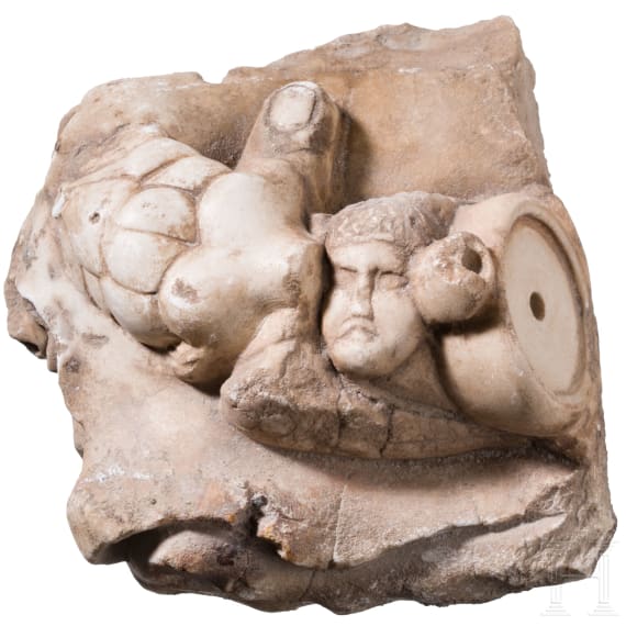 Fragment eines marmornen Mobiliars mit bizarren Motiven, provinzialr&ouml;misch, 2. - 3. Jhdt. n. Chr.