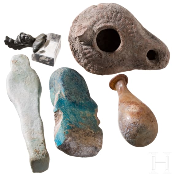 Zwei Uschebtis, Sp&auml;tzeit, ein r&ouml;misches Unguentarium aus Glas, eine &Ouml;llampe und eine bronzene Miniaturb&uuml;ste des Mars. Ca. 600 v. Chr. - Mitte 3. Jhdt. n Chr.