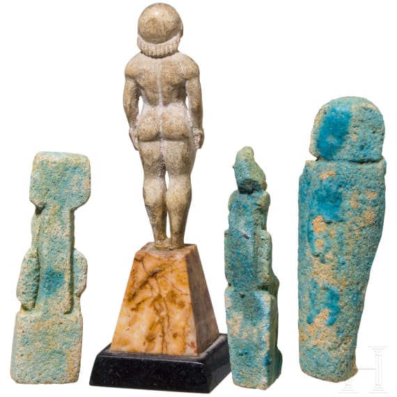 Griechischer Miniaturkouros aus Bein, 6. Jhdt. v. Chr. und drei alt&auml;gyptische Fayencen der Sp&auml;tzeit, mittleres 1. Jtsd. v. Chr.