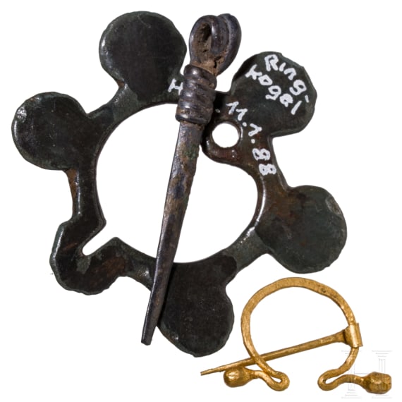 Goldene Omegafibel und Emailfibel, r&ouml;misch, Rahmen einer Ringfibel und Nadel einer Ringfibel, mittelalterlich, 1. - 14. Jhdt. n. Chr.