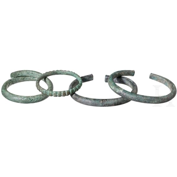 Drei urnenfelderzeitliche und ein hallstattzeiticher Armring, 10 - 7. Jhdt. v. Chr.