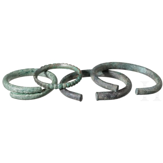 Drei urnenfelderzeitliche und ein hallstattzeiticher Armring, 10 - 7. Jhdt. v. Chr.