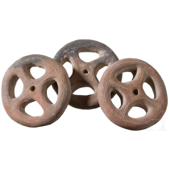 Drei Tonr&auml;der von Votivw&auml;gen, sp&auml;te Bronzezeit S&uuml;dosteuropas , 14. - 12. Jhdt. v. Chr. und zw&ouml;lf vor- und fr&uuml;hgeschichtliche Spinnwirtel