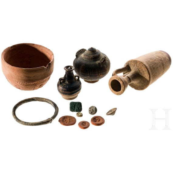 Vier antike Tongef&auml;&szlig;e, drei antike Siegel, eine Hornscheibe und ein Armring aus Glas, 5. Jhdt. v. Chr. - 8. Jhdt. n. Chr.