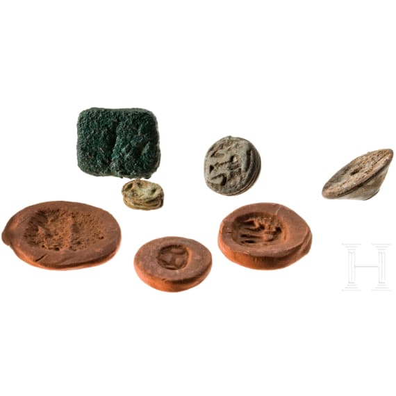 Vier antike Tongef&auml;&szlig;e, drei antike Siegel, eine Hornscheibe und ein Armring aus Glas, 5. Jhdt. v. Chr. - 8. Jhdt. n. Chr.