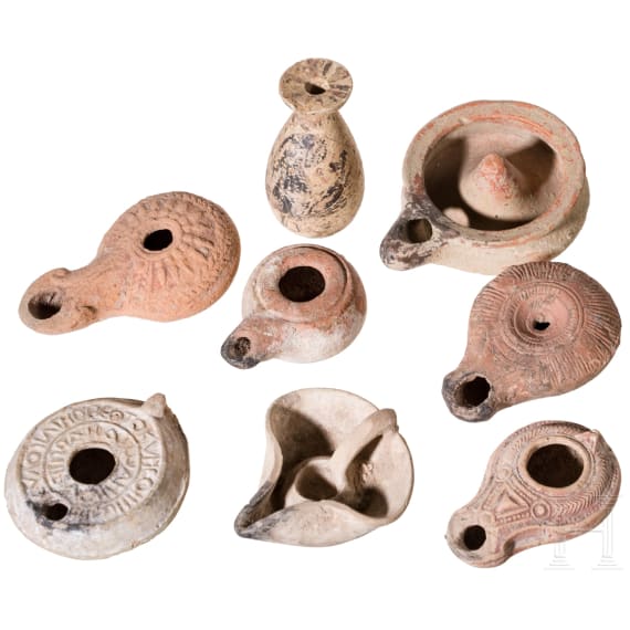Sieben &Ouml;llampen und ein Salbgef&auml;&szlig;, r&ouml;misch, 1. - 3. Jhdt. n. Chr. / 6. Jhdt. v. Chr. (Salbgef&auml;&szlig;)