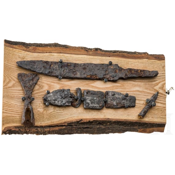 Vier eiserne arch&auml;ologische Objekte, darunter eine silbertauschierte merowingische G&uuml;rtelgarnitur, 6. - 16. Jhdt.