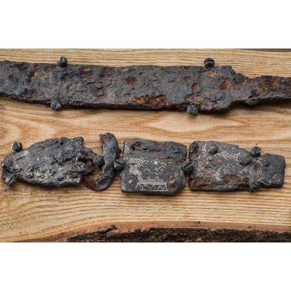 Vier eiserne arch&auml;ologische Objekte, darunter eine silbertauschierte merowingische G&uuml;rtelgarnitur, 6. - 16. Jhdt.