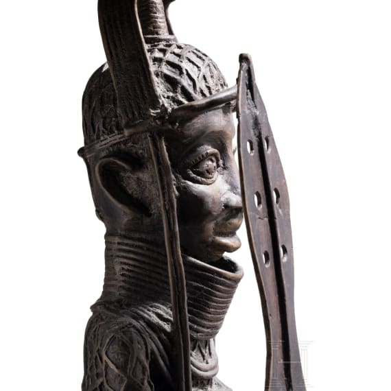Gelbgussfigur eines Oba, Benin, 20. Jhdt.