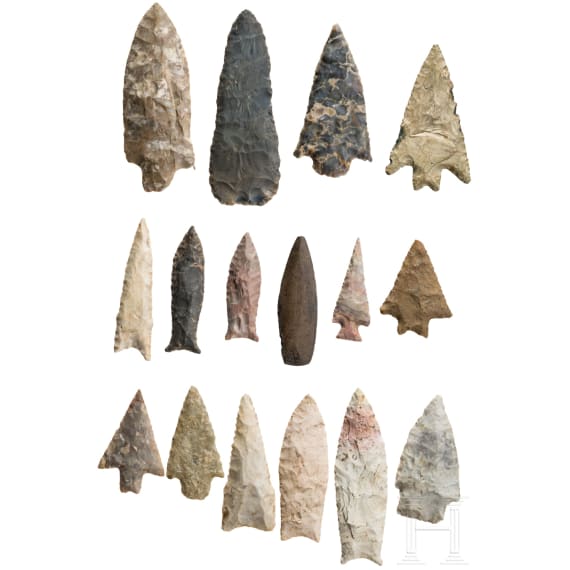 16 verschiedene Typen pr&auml;historischer Spitzen aus Feuerstein, Nordamerika, 13. - 2. Jtsd. v. Chr.