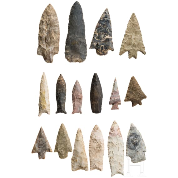 16 verschiedene Typen pr&auml;historischer Spitzen aus Feuerstein, Nordamerika, 13. - 2. Jtsd. v. Chr.
