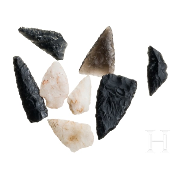 60 pr&auml;historische Spitzen aus Feuerstein, meist Archaikum Nordamerikas, 6. - 2. Jtsd. v. Chr.