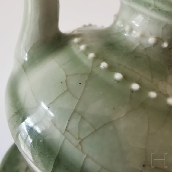 Bedeutendes und seltenes kleines Seladon-K&auml;nnchen, China, Ming-Dynastie, wohl Yongle-Periode, 14./15. Jhdt.