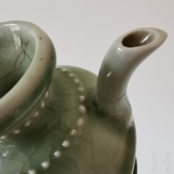 Bedeutendes und seltenes kleines Seladon-K&auml;nnchen, China, Ming-Dynastie, wohl Yongle-Periode, 14./15. Jhdt.