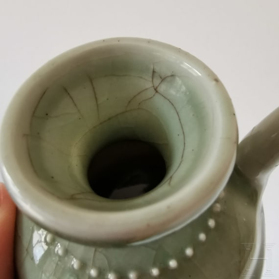 Bedeutendes und seltenes kleines Seladon-K&auml;nnchen, China, Ming-Dynastie, wohl Yongle-Periode, 14./15. Jhdt.