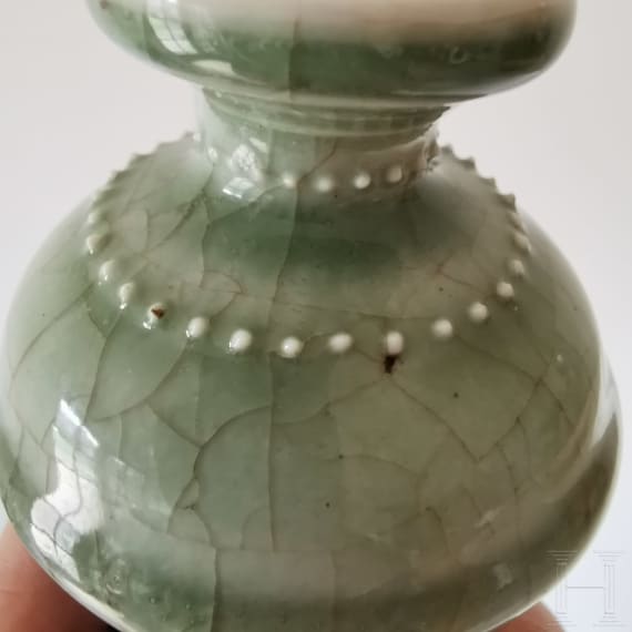 Bedeutendes und seltenes kleines Seladon-K&auml;nnchen, China, Ming-Dynastie, wohl Yongle-Periode, 14./15. Jhdt.