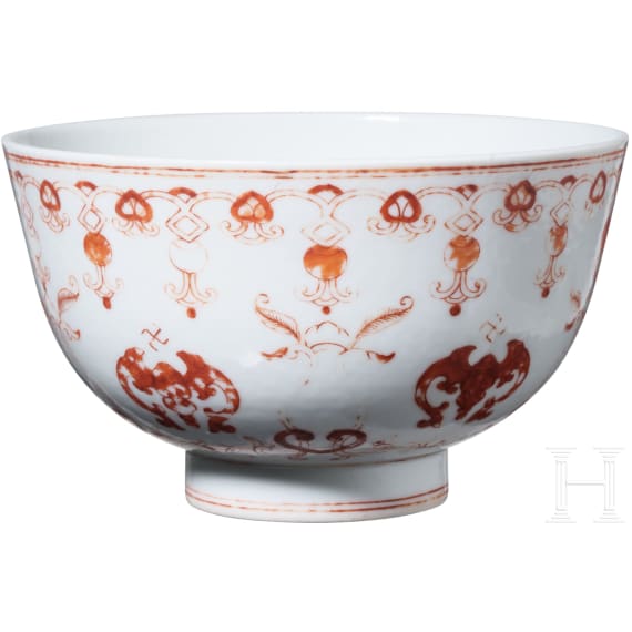 Eisenrot bemalte Schale mit Flederm&auml;usen und Daoguang-Sechszeichenmarke, China, wohl aus dieser Zeit (um 1840)