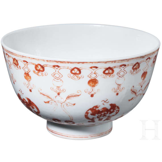 Eisenrot bemalte Schale mit Flederm&auml;usen und Daoguang-Sechszeichenmarke, China, wohl aus dieser Zeit (um 1840)