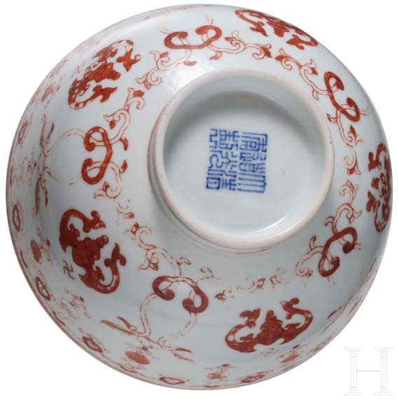 Eisenrot bemalte Schale mit Flederm&auml;usen und Daoguang-Sechszeichenmarke, China, wohl aus dieser Zeit (um 1840)