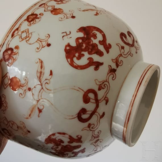 Eisenrot bemalte Schale mit Flederm&auml;usen und Daoguang-Sechszeichenmarke, China, wohl aus dieser Zeit (um 1840)