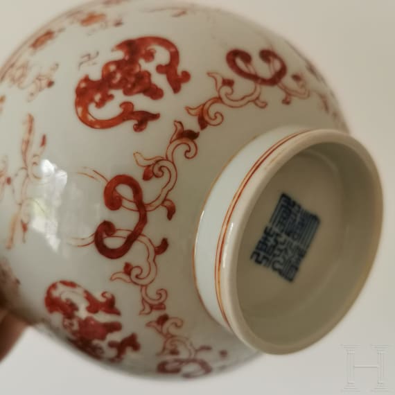 Eisenrot bemalte Schale mit Flederm&auml;usen und Daoguang-Sechszeichenmarke, China, wohl aus dieser Zeit (um 1840)