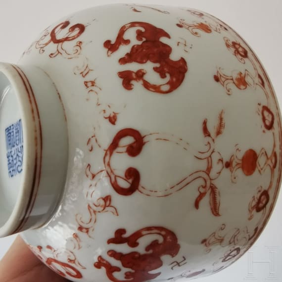 Eisenrot bemalte Schale mit Flederm&auml;usen und Daoguang-Sechszeichenmarke, China, wohl aus dieser Zeit (um 1840)