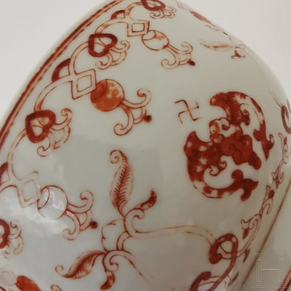 Eisenrot bemalte Schale mit Flederm&auml;usen und Daoguang-Sechszeichenmarke, China, wohl aus dieser Zeit (um 1840)