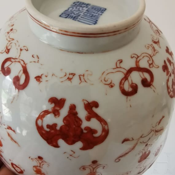 Eisenrot bemalte Schale mit Flederm&auml;usen und Daoguang-Sechszeichenmarke, China, wohl aus dieser Zeit (um 1840)