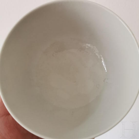 Eisenrot bemalte Schale mit Flederm&auml;usen und Daoguang-Sechszeichenmarke, China, wohl aus dieser Zeit (um 1840)