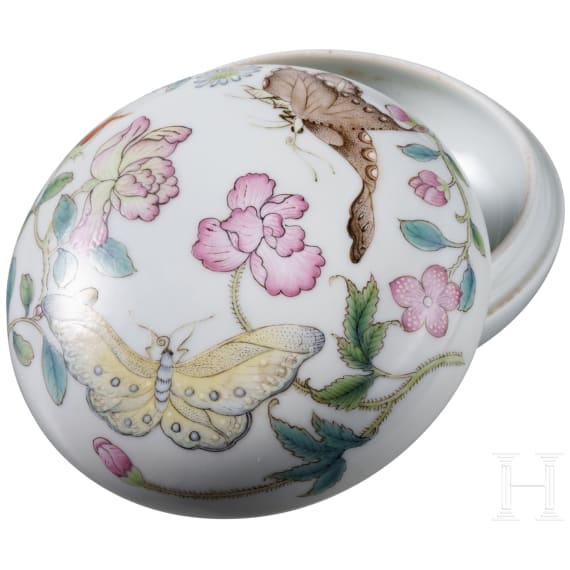 Kleine Famille-Rose-Deckeldose mit Schmetterlingen, China, wohl 19./20. Jhdt.