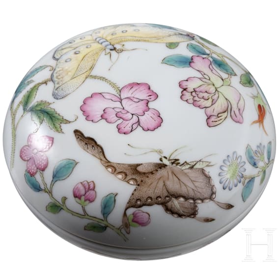 Kleine Famille-Rose-Deckeldose mit Schmetterlingen, China, wohl 19./20. Jhdt.