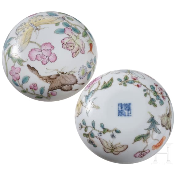 Kleine Famille-Rose-Deckeldose mit Schmetterlingen, China, wohl 19./20. Jhdt.