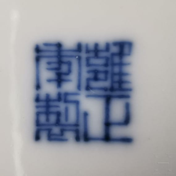Kleine Famille-Rose-Deckeldose mit Schmetterlingen, China, wohl 19./20. Jhdt.