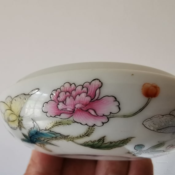 Kleine Famille-Rose-Deckeldose mit Schmetterlingen, China, wohl 19./20. Jhdt.