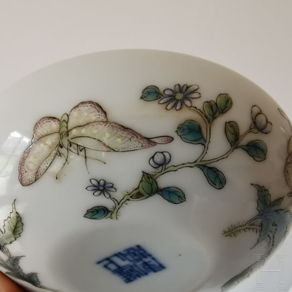 Kleine Famille-Rose-Deckeldose mit Schmetterlingen, China, wohl 19./20. Jhdt.