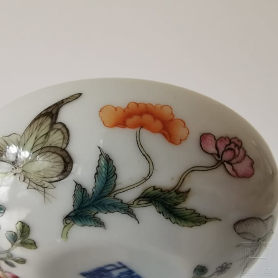 Kleine Famille-Rose-Deckeldose mit Schmetterlingen, China, wohl 19./20. Jhdt.