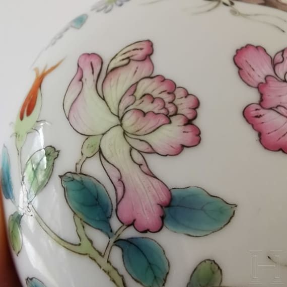 Kleine Famille-Rose-Deckeldose mit Schmetterlingen, China, wohl 19./20. Jhdt.