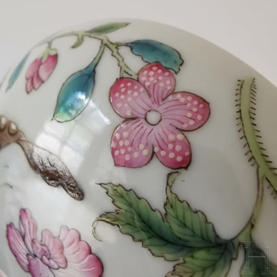 Kleine Famille-Rose-Deckeldose mit Schmetterlingen, China, wohl 19./20. Jhdt.