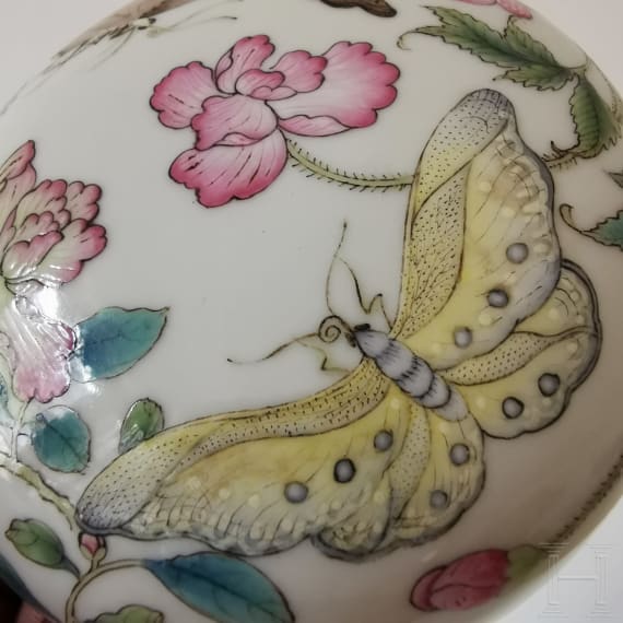 Kleine Famille-Rose-Deckeldose mit Schmetterlingen, China, wohl 19./20. Jhdt.
