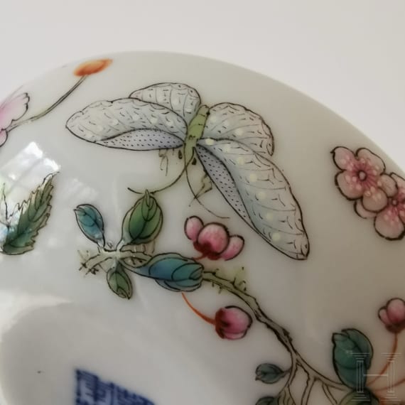 Kleine Famille-Rose-Deckeldose mit Schmetterlingen, China, wohl 19./20. Jhdt.