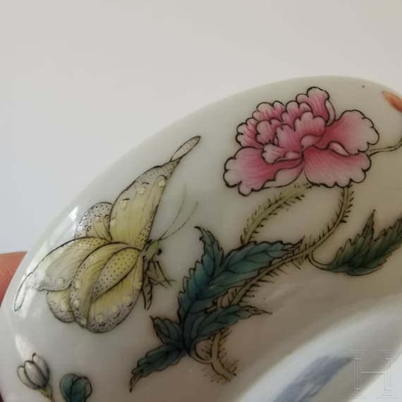 Kleine Famille-Rose-Deckeldose mit Schmetterlingen, China, wohl 19./20. Jhdt.
