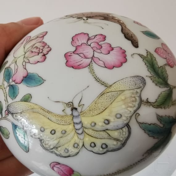 Kleine Famille-Rose-Deckeldose mit Schmetterlingen, China, wohl 19./20. Jhdt.