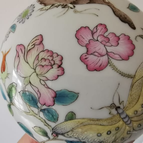 Kleine Famille-Rose-Deckeldose mit Schmetterlingen, China, wohl 19./20. Jhdt.