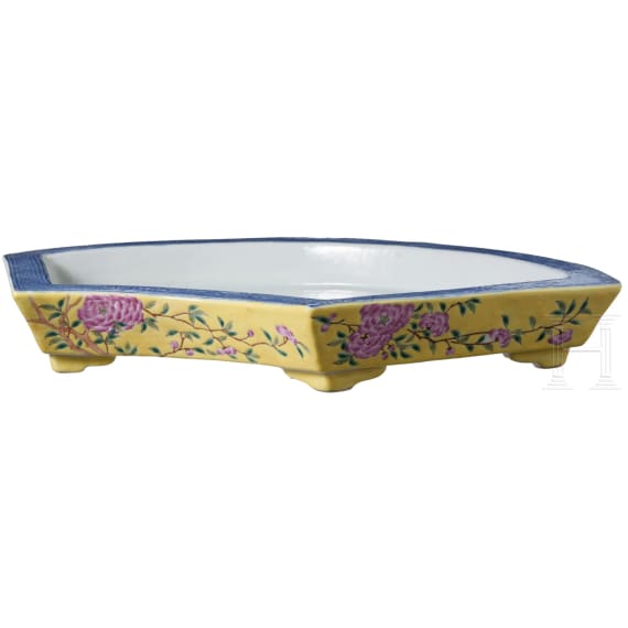 Seltenes Famille-Rose-Becken mit Narzissen, China, wohl Guangxu-Periode, 19./20. Jhdt.