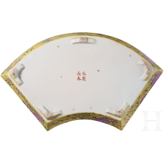 Seltenes Famille-Rose-Becken mit Narzissen, China, wohl Guangxu-Periode, 19./20. Jhdt.